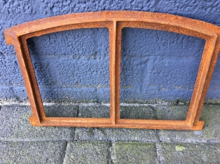 Cast iron stable window menze small